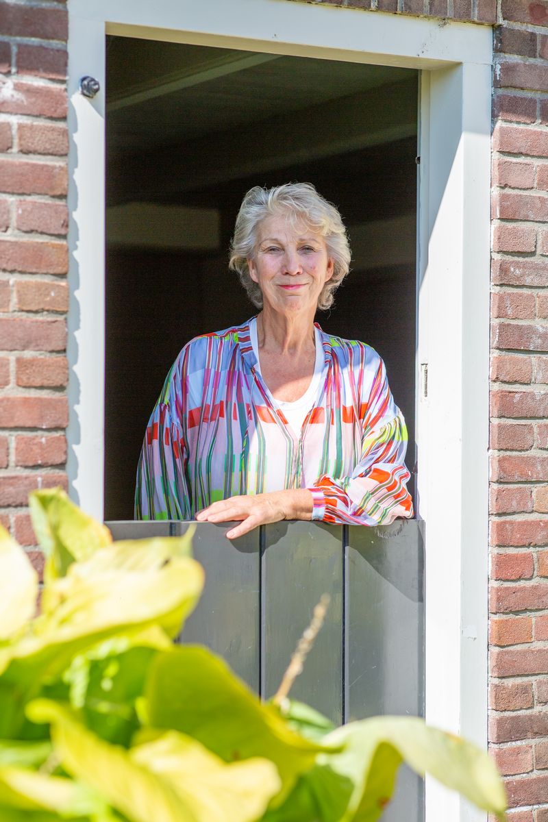 Melanie Roorda op het erf van de Buwepleats