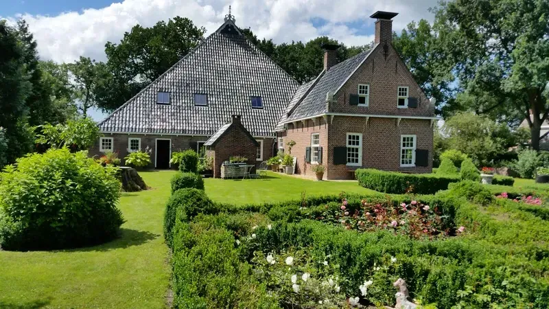 De Buwepleats — kop-hals-rompboerderij in Drogeham